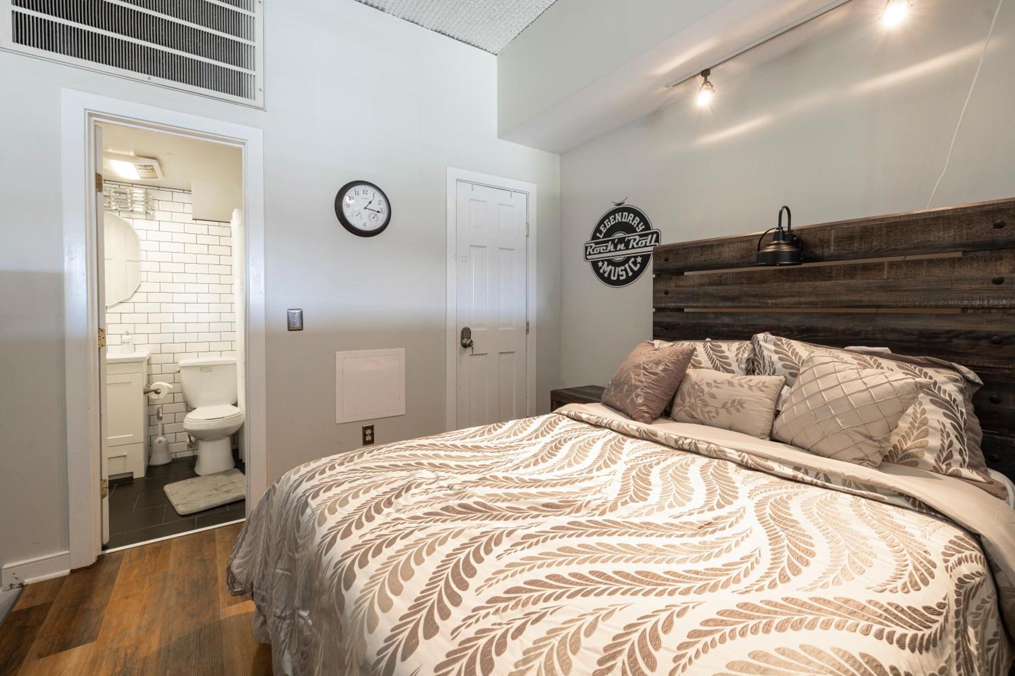 Apartamento Cle Rock Haven - Play, Work, Whirlpool Tub Escape Cleveland Exterior foto